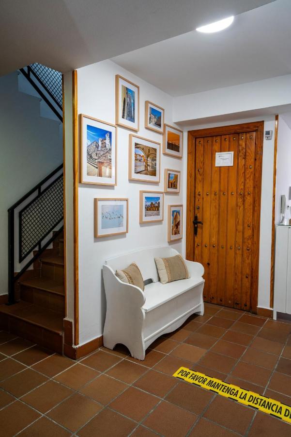 Hostal Plaza De Italia Caces Екстериор снимка