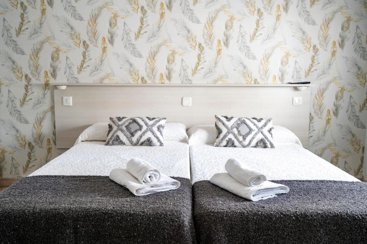 Hostal Plaza De Italia Caces Екстериор снимка