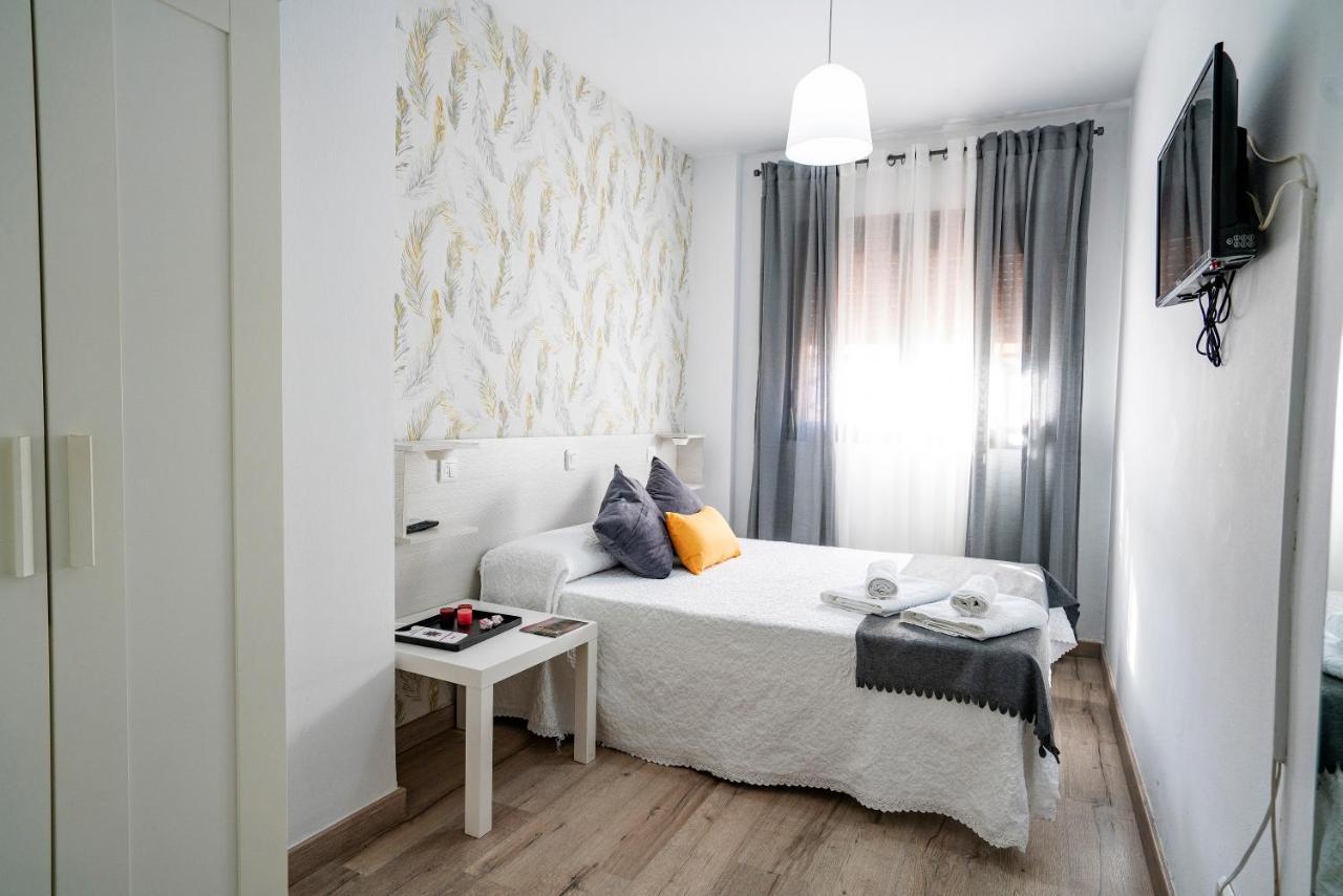 Hostal Plaza De Italia Caces Екстериор снимка