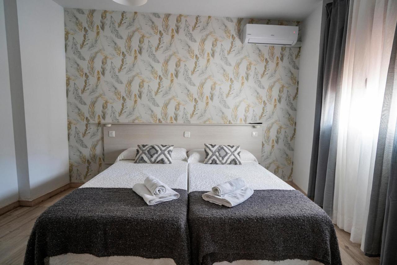 Hostal Plaza De Italia Caces Екстериор снимка