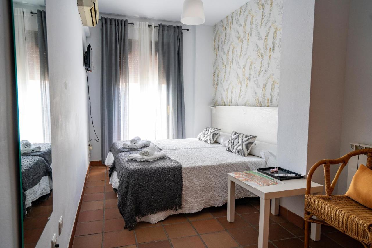 Hostal Plaza De Italia Caces Екстериор снимка