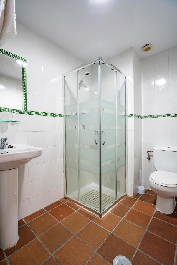 Hostal Plaza De Italia Caces Екстериор снимка
