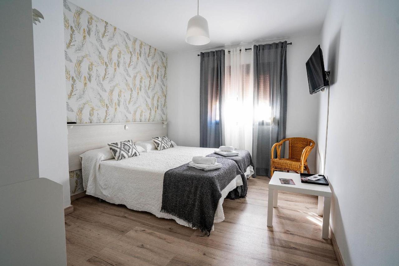 Hostal Plaza De Italia Caces Екстериор снимка