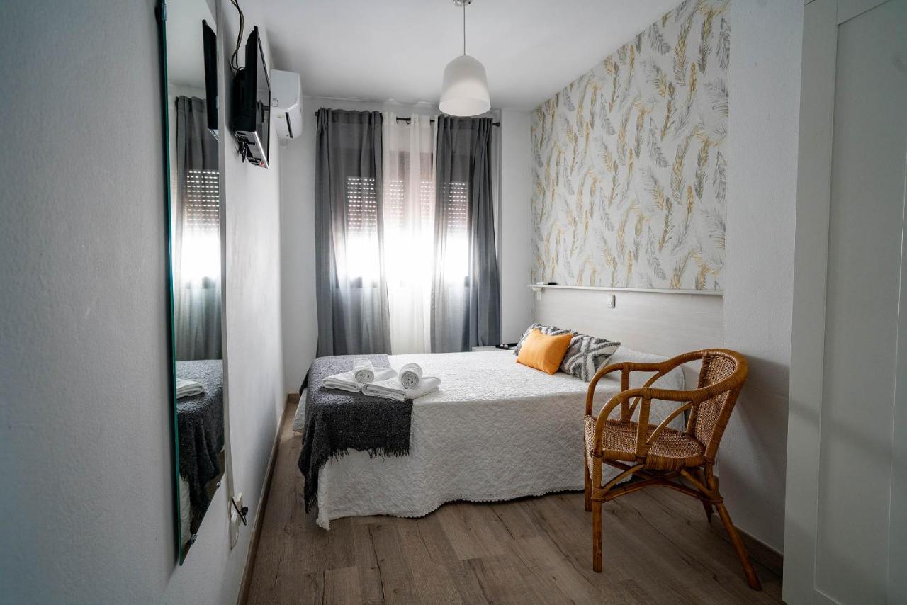 Hostal Plaza De Italia Caces Екстериор снимка