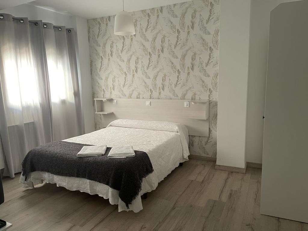 Hostal Plaza De Italia Caces Екстериор снимка