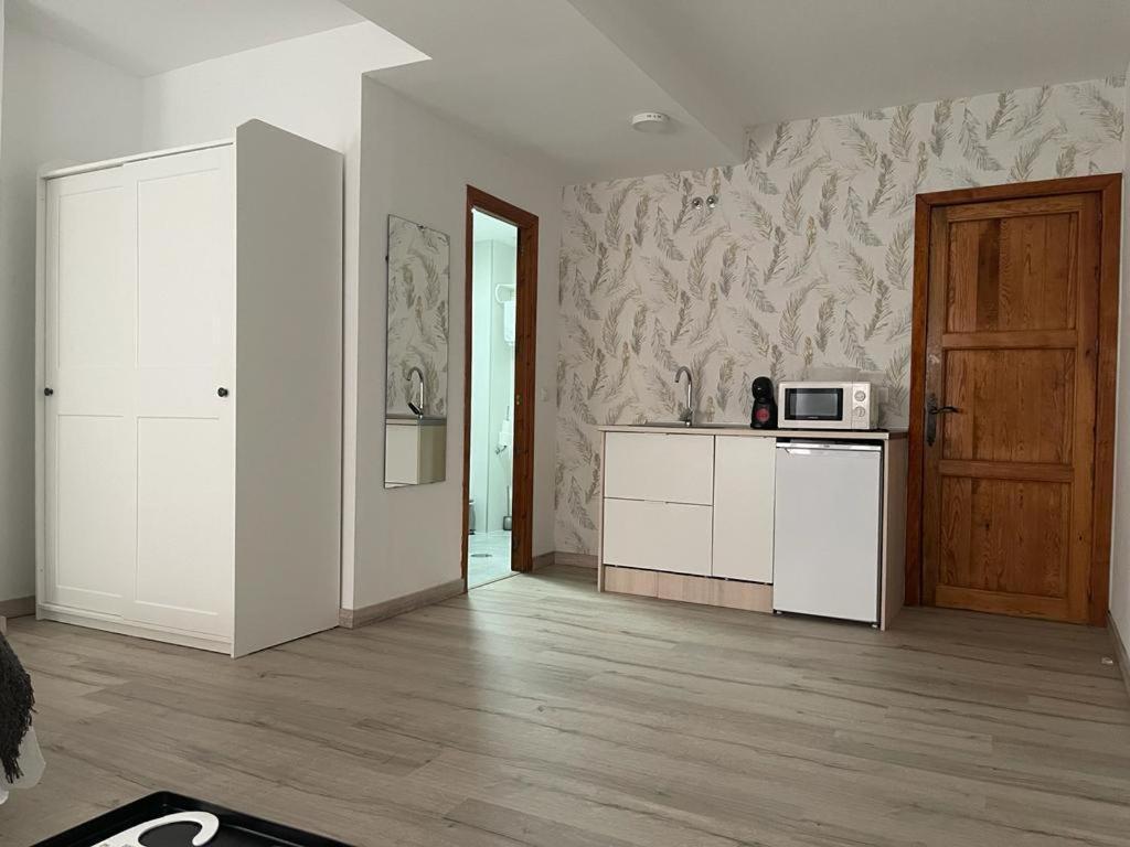 Hostal Plaza De Italia Caces Екстериор снимка