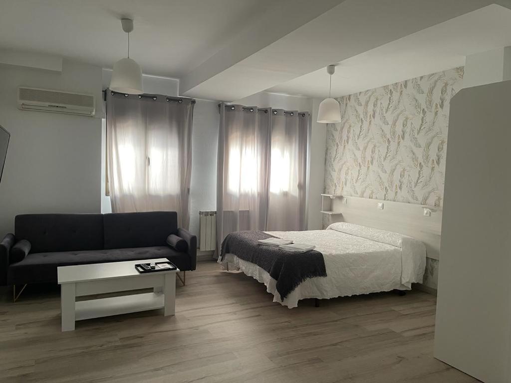 Hostal Plaza De Italia Caces Екстериор снимка