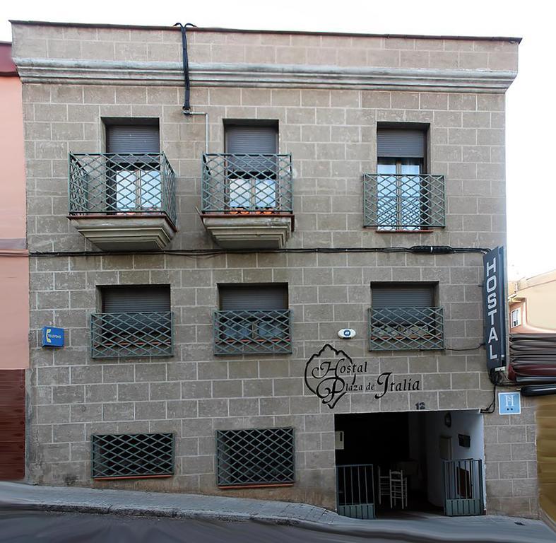 Hostal Plaza De Italia Caces Екстериор снимка